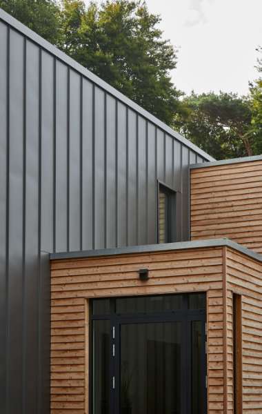 Stålprofiler og træpaneler i smagfuld facademontering, Geibelstraße 18, 23611 Bad Schwartau